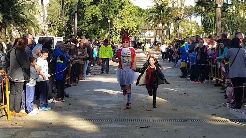 Disfraces, diversi&oacute;n, y deporte combinado con solidaridad en la edici&oacute;n 2018 de la popular Carrera de Navidad organizada por el club Veteranos Atletismo de Algeciras (12)