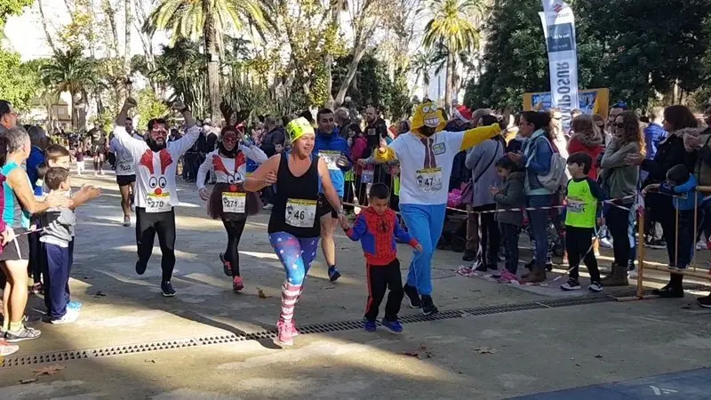 Disfraces, diversi&oacute;n, y deporte combinado con solidaridad en la edici&oacute;n 2018 de la popular Carrera de Navidad organizada por el club Veteranos Atletismo de Algeciras (20)