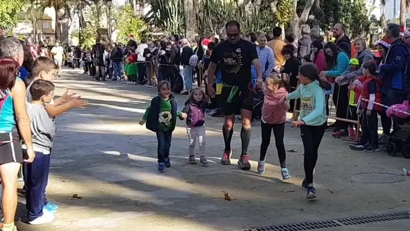 Disfraces, diversi&oacute;n, y deporte combinado con solidaridad en la edici&oacute;n 2018 de la popular Carrera de Navidad organizada por el club Veteranos Atletismo de Algeciras (21)