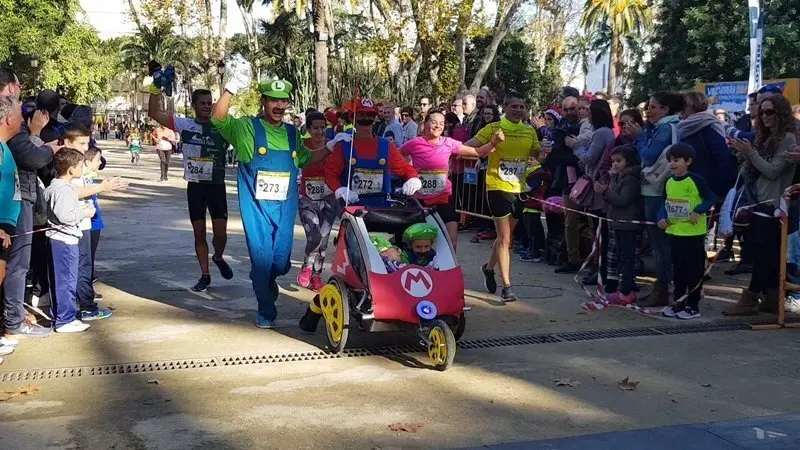 Disfraces, diversi&oacute;n, y deporte combinado con solidaridad en la edici&oacute;n 2018 de la popular Carrera de Navidad organizada por el club Veteranos Atletismo de Algeciras (26)