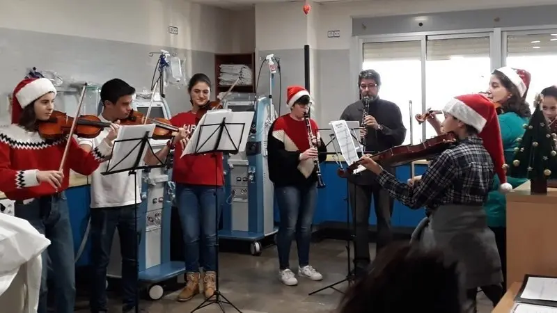 Estudiantes y profesores del Conservatorio Paco de Luc&iacute;a han ofrecido un concierto a pacientes hospitalizados en varias unidades del Hospital Punta de Europa, en concreto Hemodi&aacute;lisis, Hospital de D&iacute;a y Pediatr&iacute;a