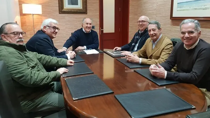 Landaluce junto a Jacinto Mu&ntilde;oz han mantenido un encuentro con la Junta de Gobierno de la Real, Antiqu&iacute;sima y Venerable Cofrad&iacute;a del Santo Entierro de cara a conocer el programa de actos para la conmemoraci&oacute;n del 75 aniversario