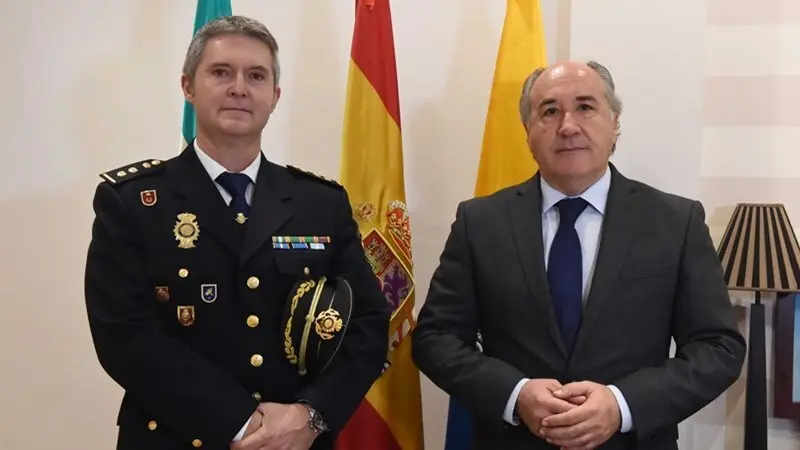 El alcalde, Jos&eacute; Ignacio Landaluce, ha recibido de manera oficial en su despacho a Francisco L&oacute;pez Gordo tras su reciente nombramiento como Comisario Jefe de la Comisar&iacute;a Local de la Polic&iacute;a Nacional de Algeciras