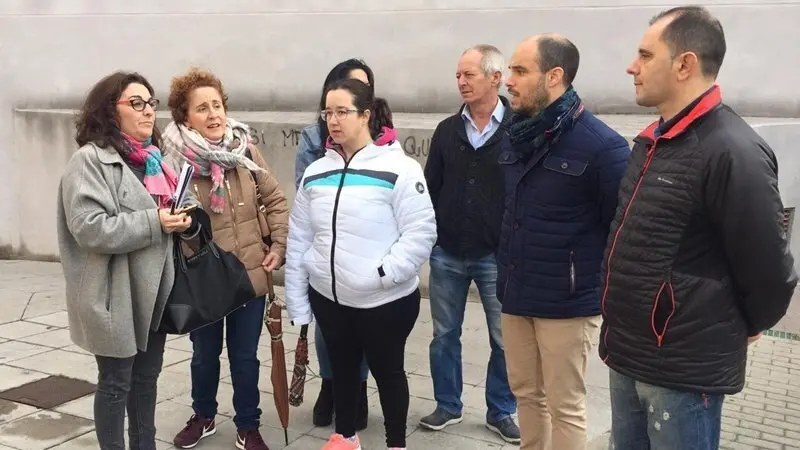 Victoria Zarzuela ha mantenido una reuni&oacute;n con los vecinos de la calle Sevillana en la que se han abordado las l&iacute;neas para mejorar una v&iacute;a que no est&aacute; recepcionada