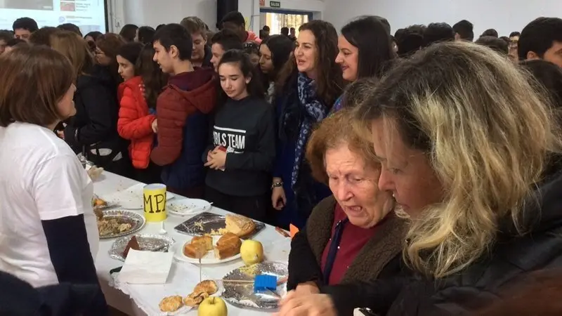 El Instituto de Ense&ntilde;anza Secundaria Isla Verde ha celebrado por segundo a&ntilde;o consecutivo con motivo del D&iacute;a Escolar de la No Violencia y la Paz su mercadillo solidario