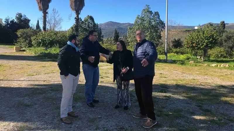 Zarzuela supervisa con los vecinos de Cortijo Vides el inicio de las mejoras acordadas en la plaza central del barrio
