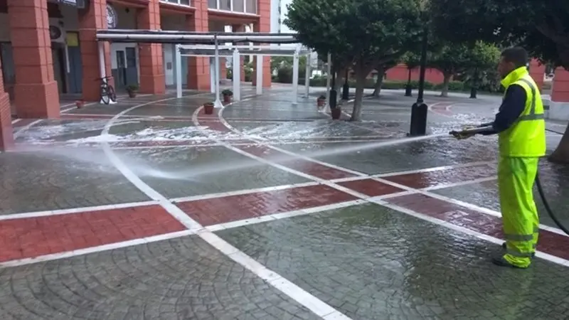 Limpieza a presi&oacute;n en la plazoleta Virgen de la Palma