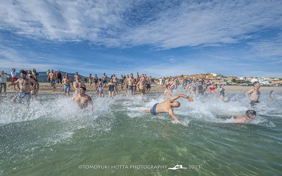 &Uacute;ltimo ba&ntilde;o del a&ntilde;o. Foto Tomoyuki Hotta