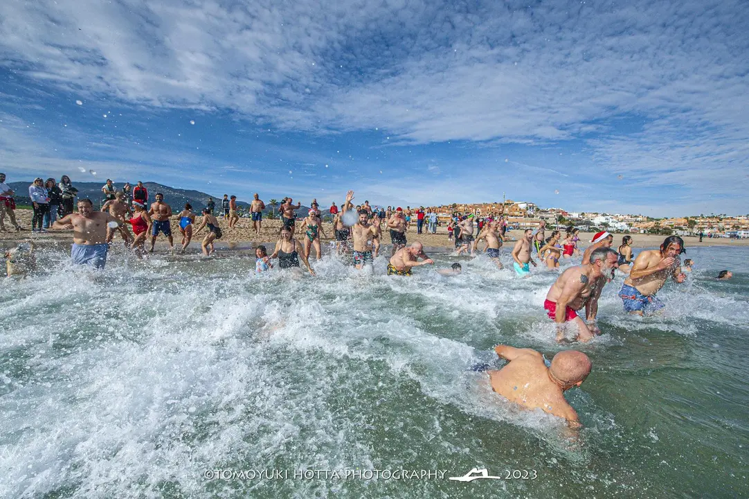 &Uacute;ltimo ba&ntilde;o del a&ntilde;o. Foto Tomoyuki Hotta (34)