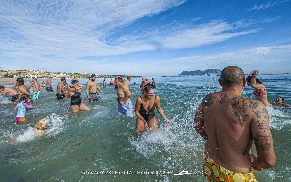 &Uacute;ltimo ba&ntilde;o del a&ntilde;o. Foto Tomoyuki Hotta (37)
