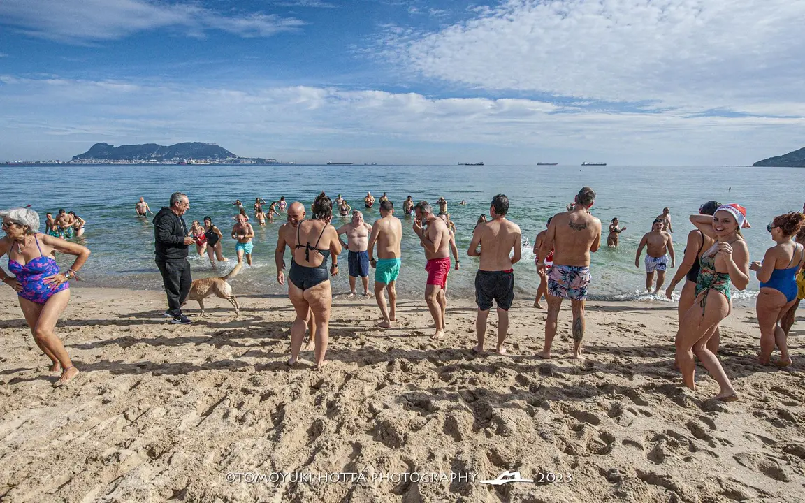 &Uacute;ltimo ba&ntilde;o del a&ntilde;o. Foto Tomoyuki Hotta (1)
