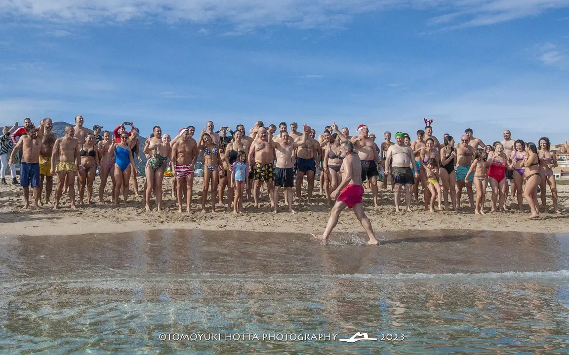 &Uacute;ltimo ba&ntilde;o del a&ntilde;o. Foto Tomoyuki Hotta (2)