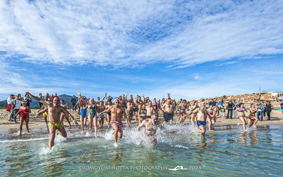 &Uacute;ltimo ba&ntilde;o del a&ntilde;o. Foto Tomoyuki Hotta (3)