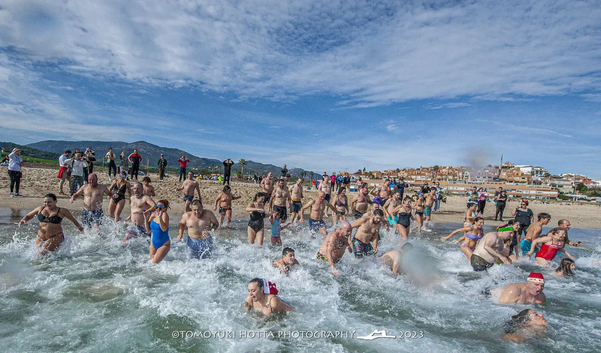 &Uacute;ltimo ba&ntilde;o del a&ntilde;o. Foto Tomoyuki Hotta (6)