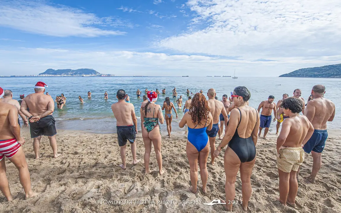 &Uacute;ltimo ba&ntilde;o del a&ntilde;o. Foto Tomoyuki Hotta (8)
