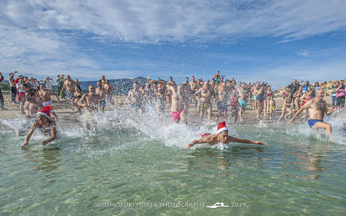 &Uacute;ltimo ba&ntilde;o del a&ntilde;o. Foto Tomoyuki Hotta (53)