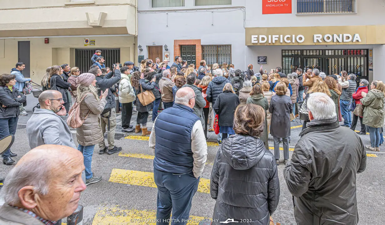 Placa Lola Manteca. Foto Tomoyuki Hotta (1)