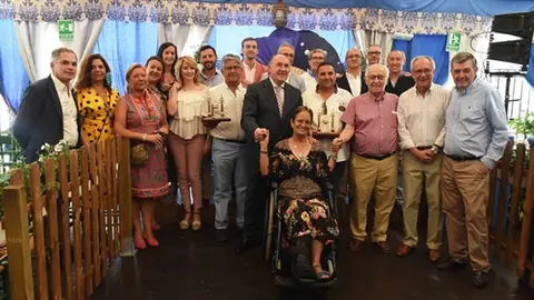 Foto de familia de la entrega del Farolillo de Oro
