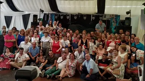 Foto de recuerdo de toda la familia Apadis