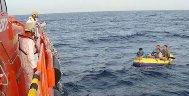 Inmigrantes navegando en una lancha hinchable de uso recreativo