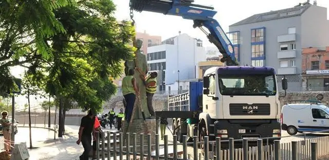 Foto retirada estatua Almanzor prensa