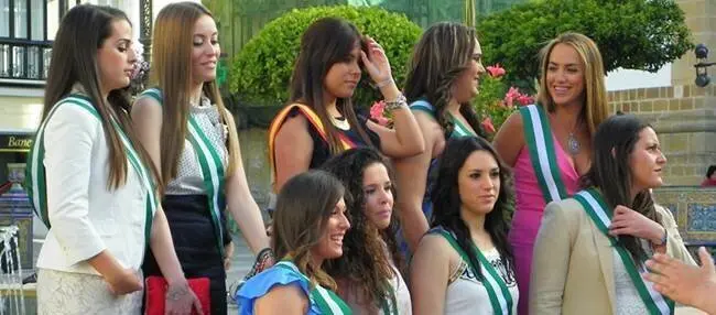 Sesi&oacute;n fotos de reina y corte de la Feria