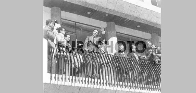 Suarez en el balcon del Casino