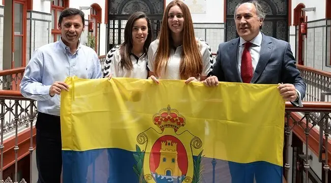 entreba de bandera de algeciras al equipo de balonmano de algeciras