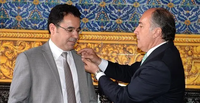 alcalde entrega isignia del pin de la ciudad al alcalde de tanger