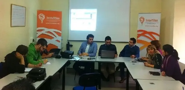 Tecnolog&iacute;a-y-formaci&oacute;n-en-taller-organizado-Innovatlas