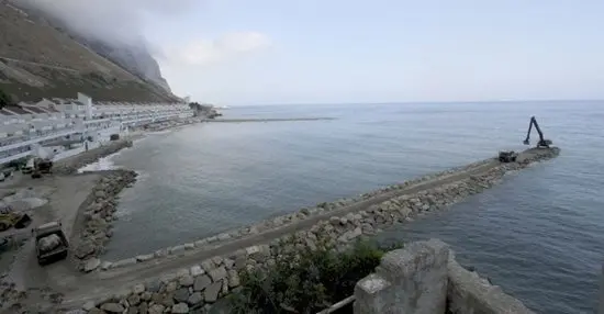 trabajos-de-relleno-en-la-parte-este-de-gibraltar-efe