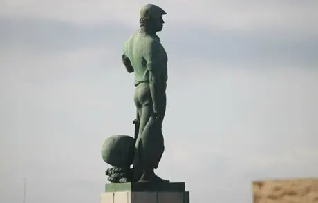 Monumento al pescador en el Puerto de Tarifa, que ser&aacute; remodelado