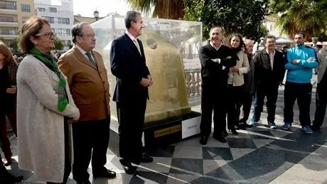 plaza alta entrega del contenedor de oro a la ciudad