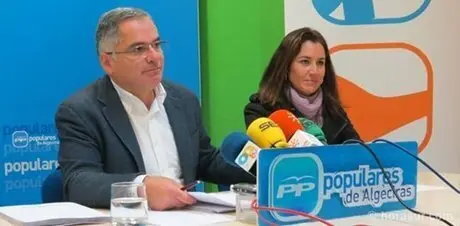 Jacinto Mu&ntilde;oz y Paula Conesa durante la rueda de prensa, Dic2013