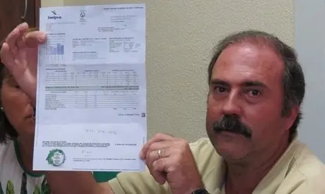 Juan Pedro Avila ense&ntilde;a recibo agua agosto 2012