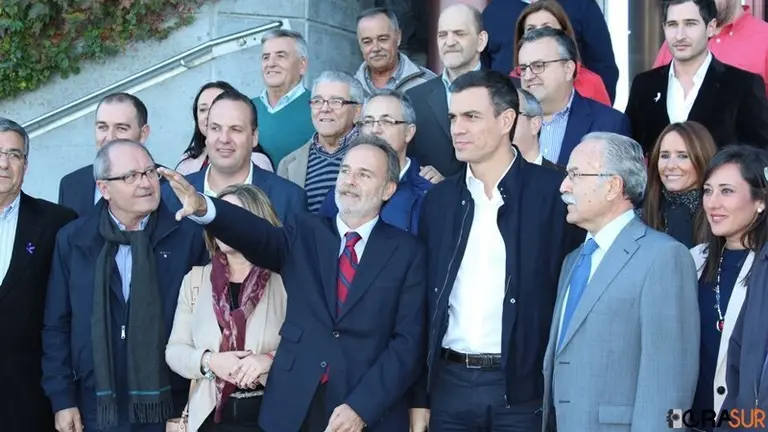 S&aacute;nchez y socialistas de la comarca en la sede de la APBA