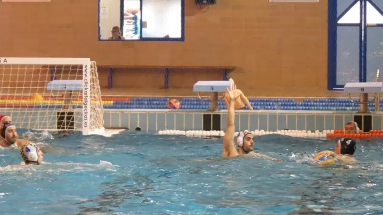Encuentro de waterpolo en la piscina algecire&ntilde;a