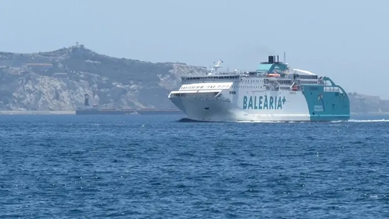 Uno de los barcos de Balearia