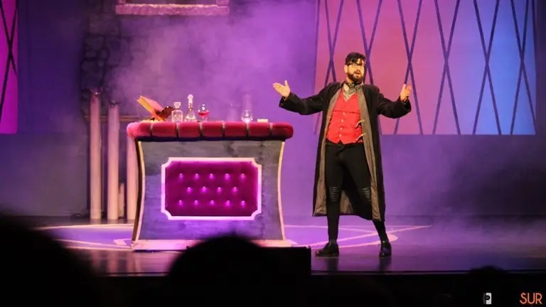 Manu S&aacute;nchez sobre el escenario en el Florida