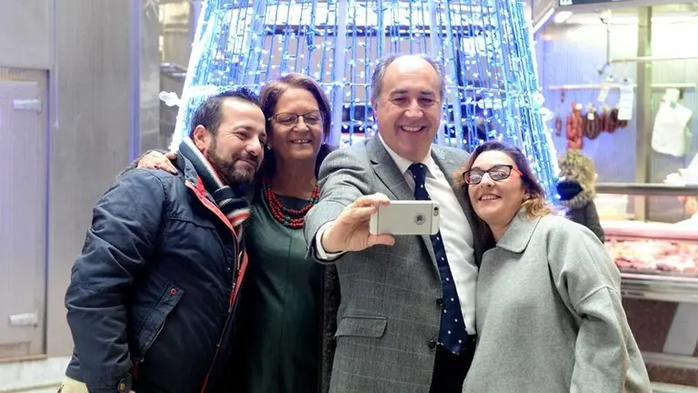 Selfie municipal junto al &aacute;rbol del mercado