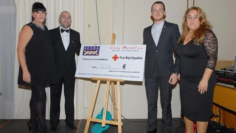 Entrega de cheque a Cruz Roja