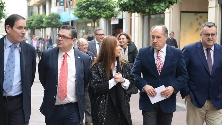 Autoridades y empresarios han paseado por el Centro Comercial Abierto