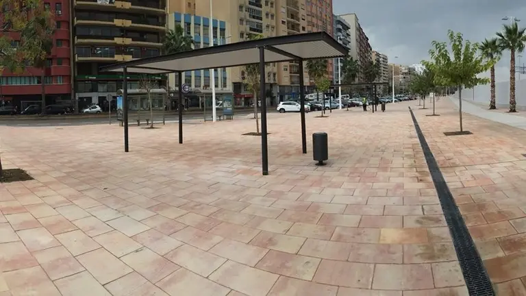 Acceso central, zona de p&eacute;rgolas