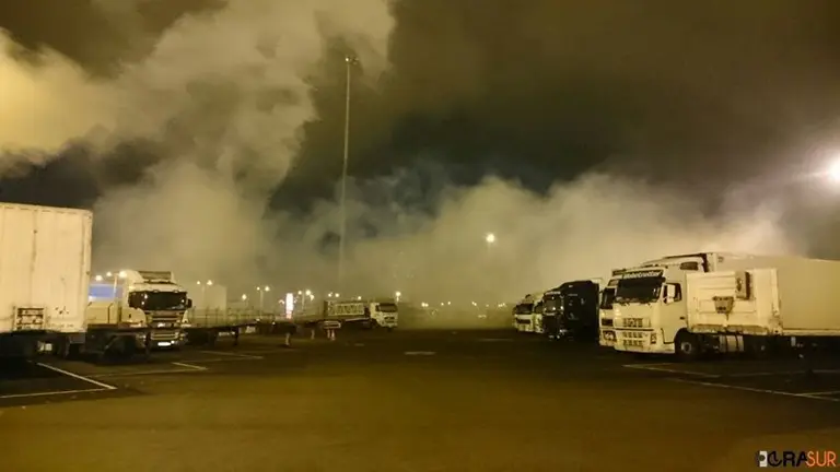 Una empresa expulsando gases esta madrugada