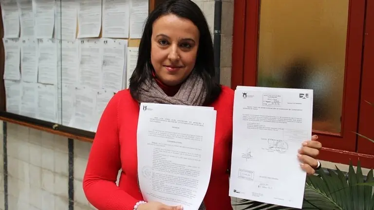 Laura Ruiz muestra los documentos