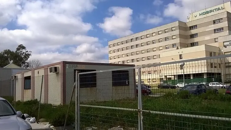 Hospital Punta Europa con el Materno en primer t&eacute;rmino