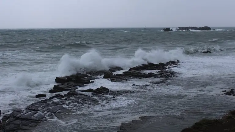 Temporal en el mar visto desde la zona del faro de Algeciras