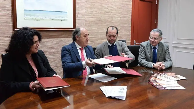 FIRMA CONVENIO CONSEJO LOCAL DE HERMANDADES Y COFRADIAS