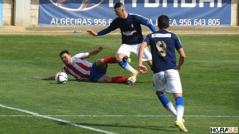 Maiquez lucha un balon desde el suelo