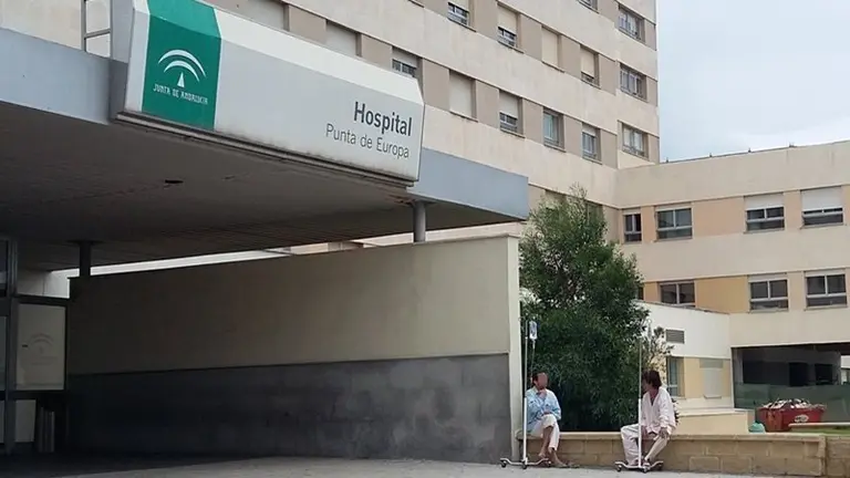 Principal Hospital Punta Europa Enfermos Puerta Ago2015